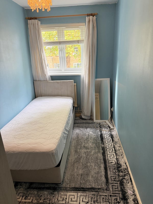 Room Plimsoll Close in Greater London
