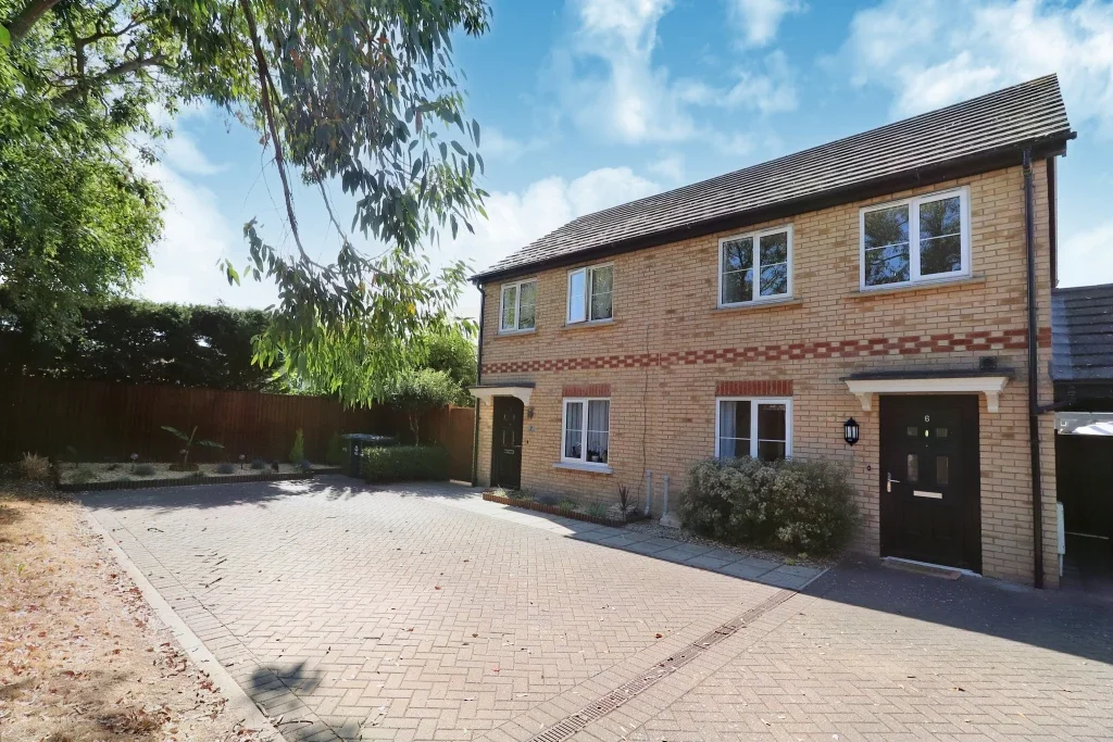 House Lawrence Close in Huntingdonshire