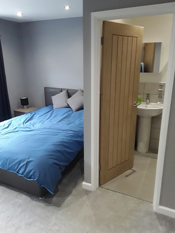 Room Jackdaw Close in Crawley