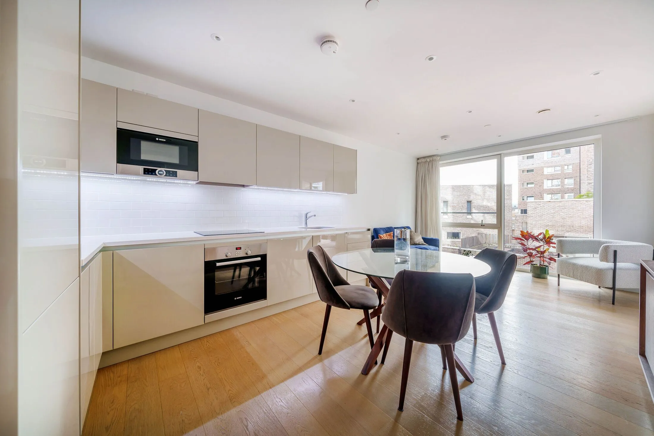 Flat Sayer Street in Greater London
