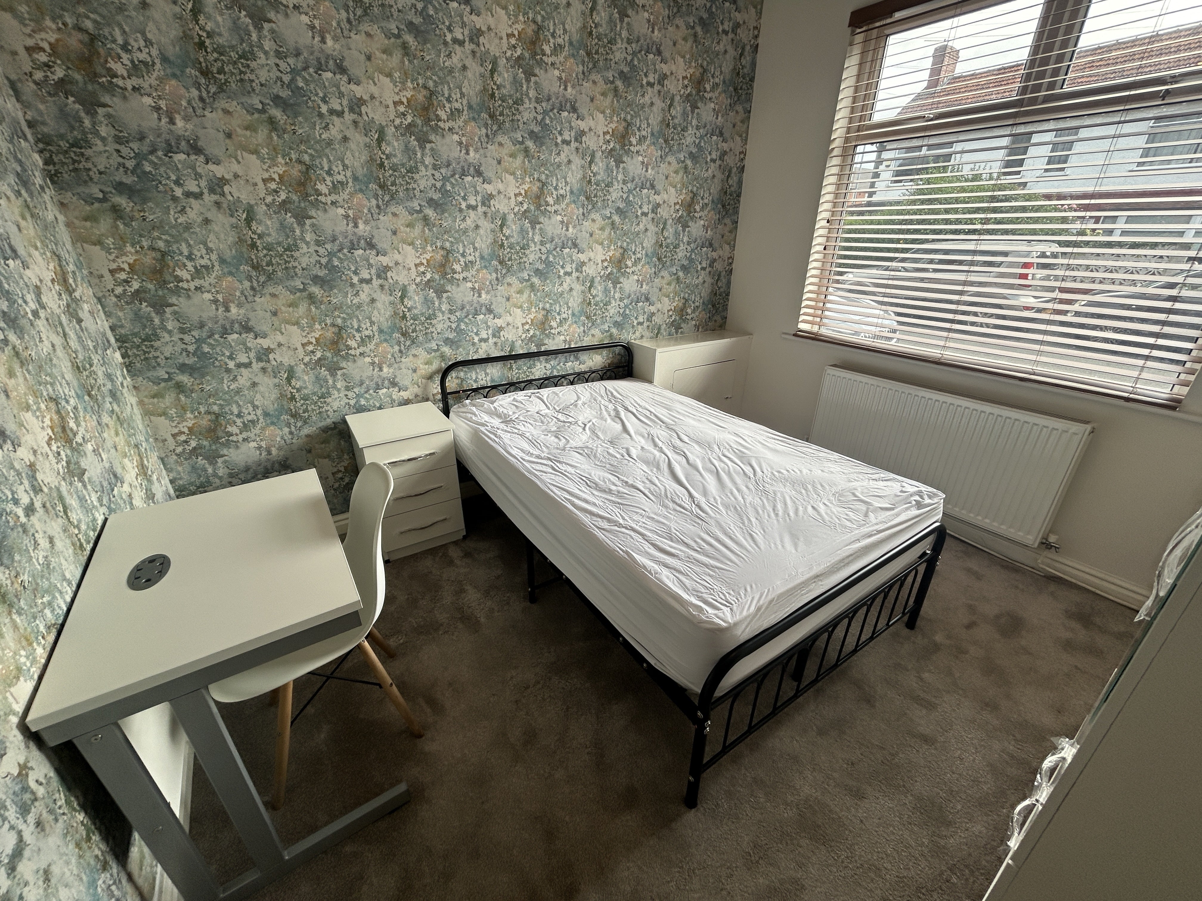 Room Edgeworth Drive in Manchester