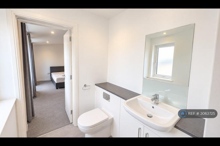 Flat Warfield Road in Greater London