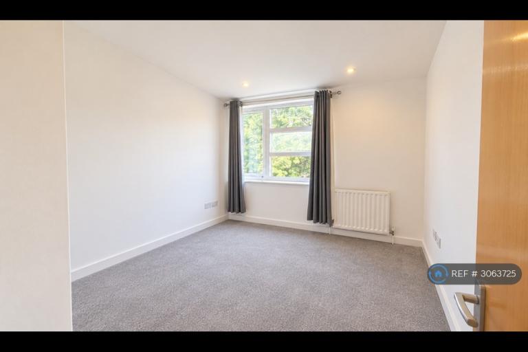 Flat Warfield Road in Greater London
