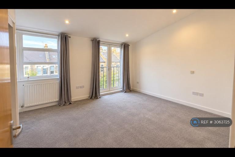Flat Warfield Road in Greater London