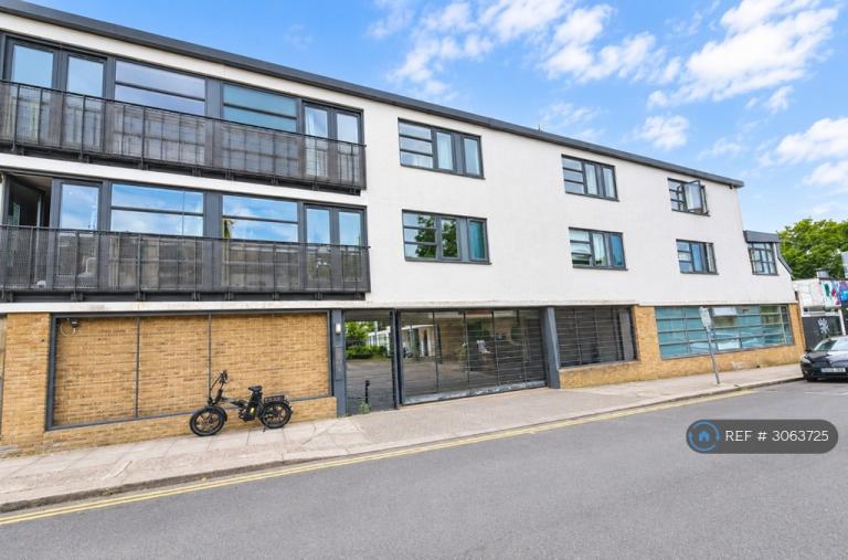 Flat Warfield Road in Greater London