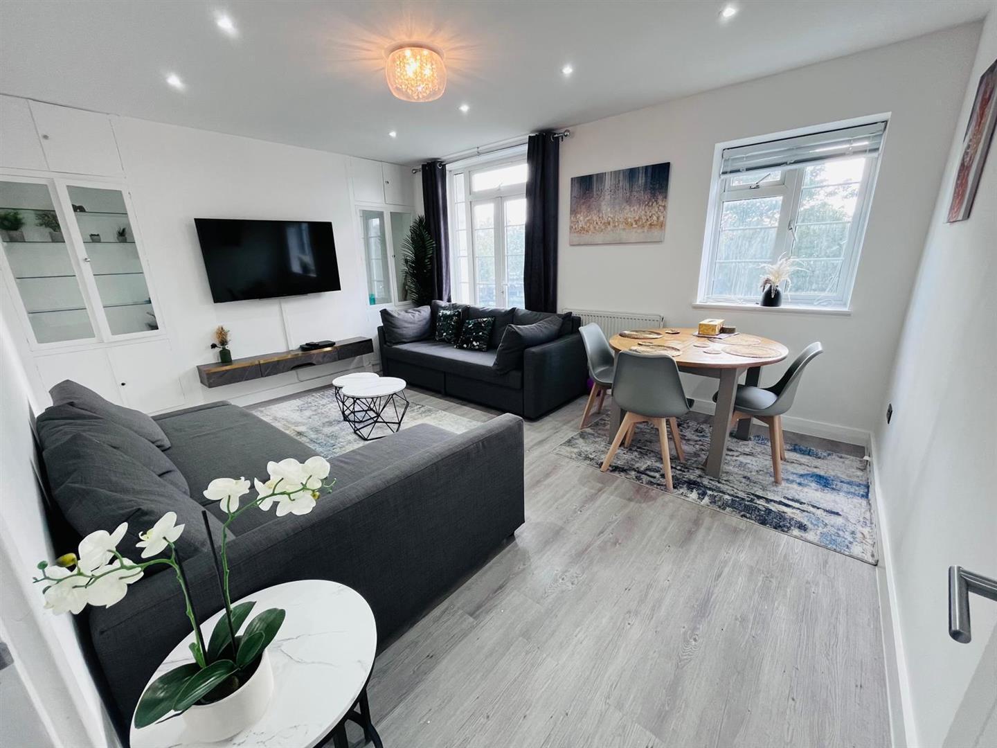 Flat Christchurch Avenue in Greater London