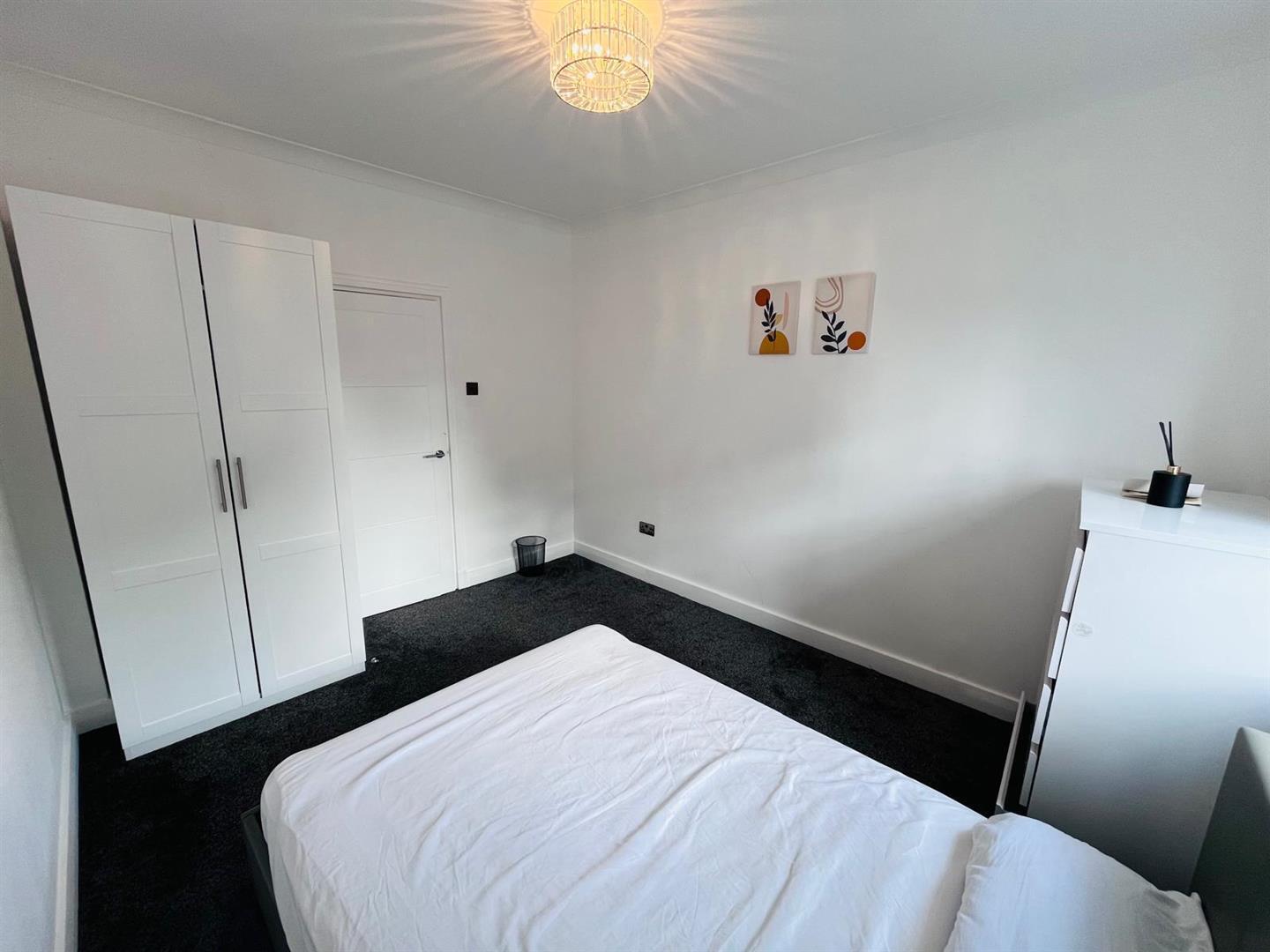 Flat Christchurch Avenue in Greater London