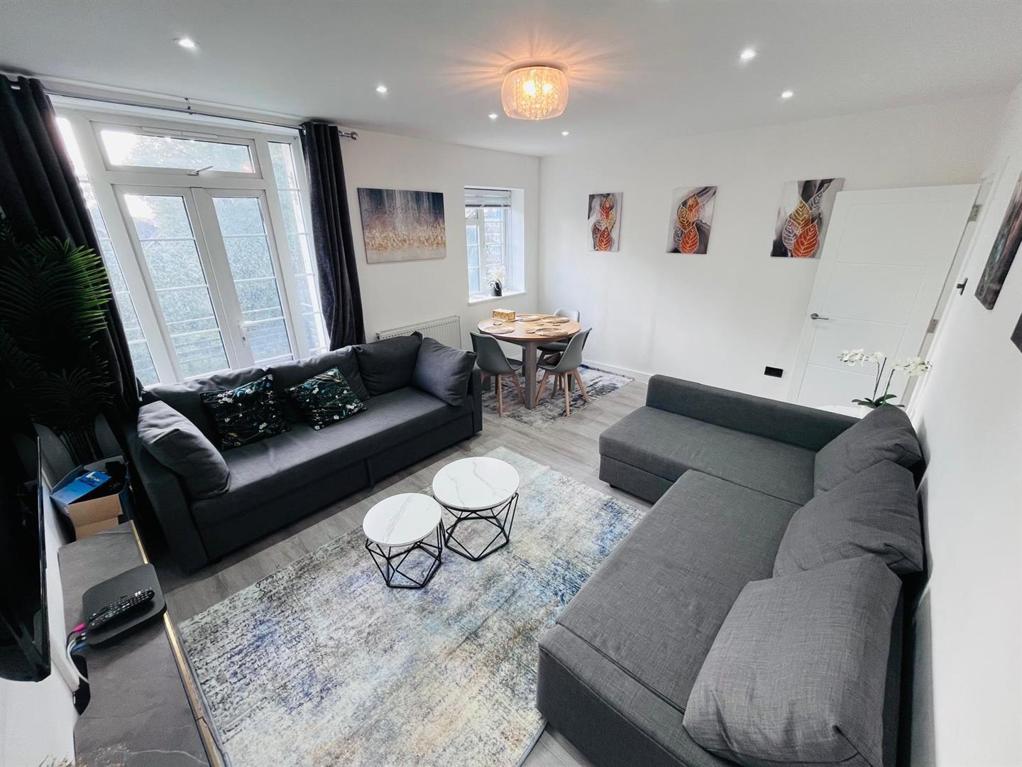 Flat Christchurch Avenue in Greater London