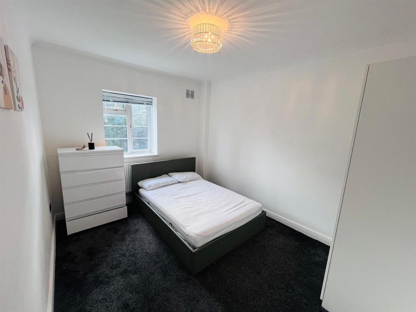 Flat Christchurch Avenue in Greater London