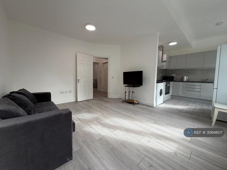 Flat Warners End Road in Dacorum