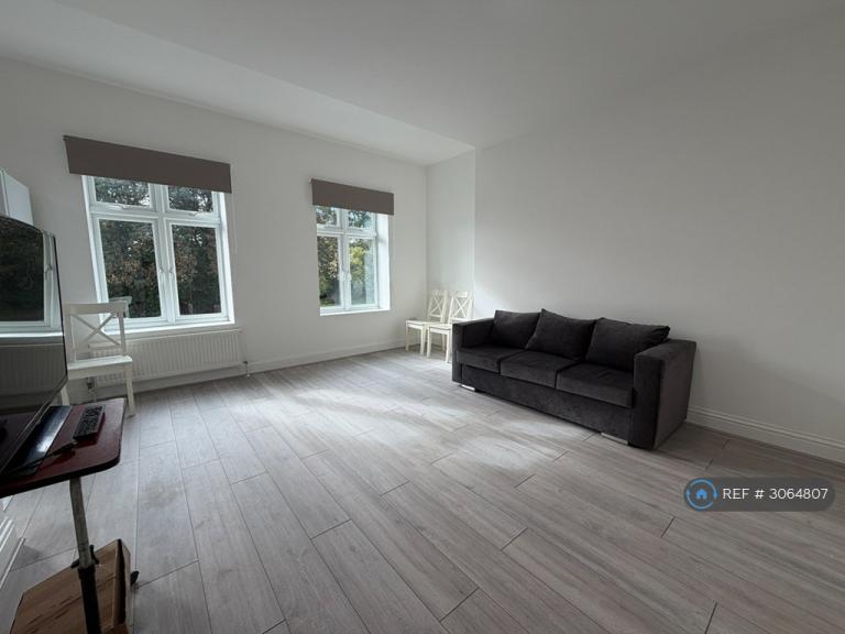 Flat Warners End Road in Dacorum