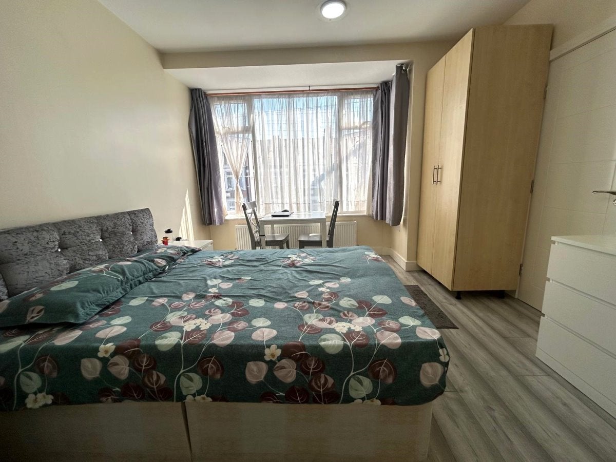 Room Wellesley Road in Greater London