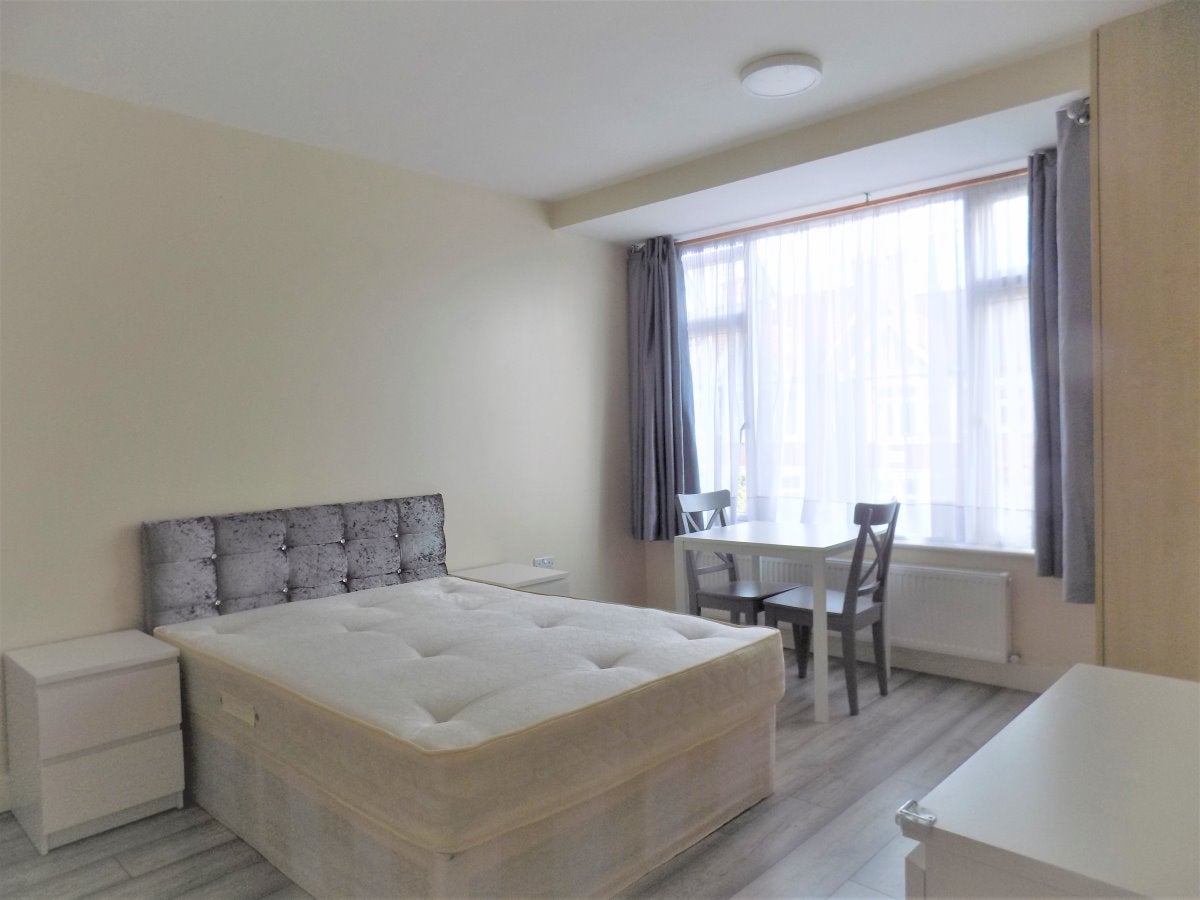 Room Wellesley Road in Greater London