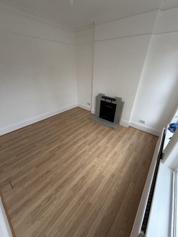 Room Hailsham Avenue in Greater London
