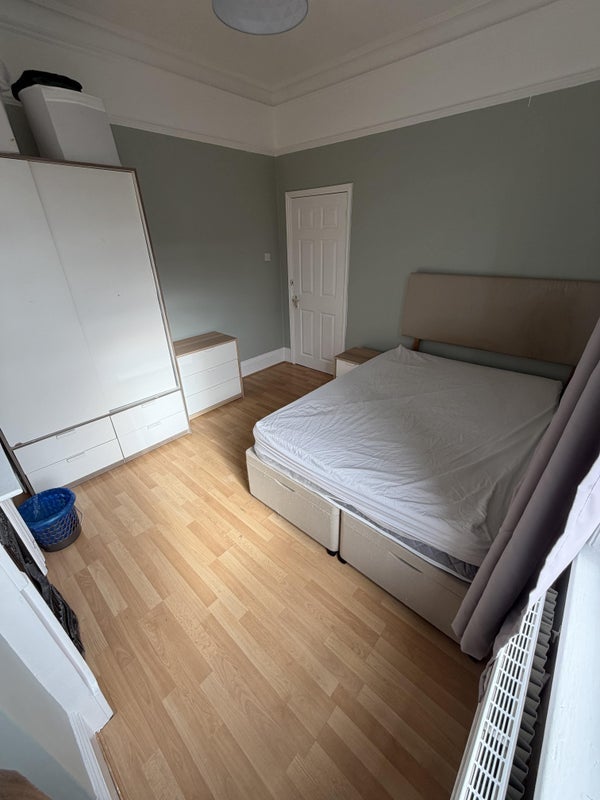 Room Hailsham Avenue in Greater London
