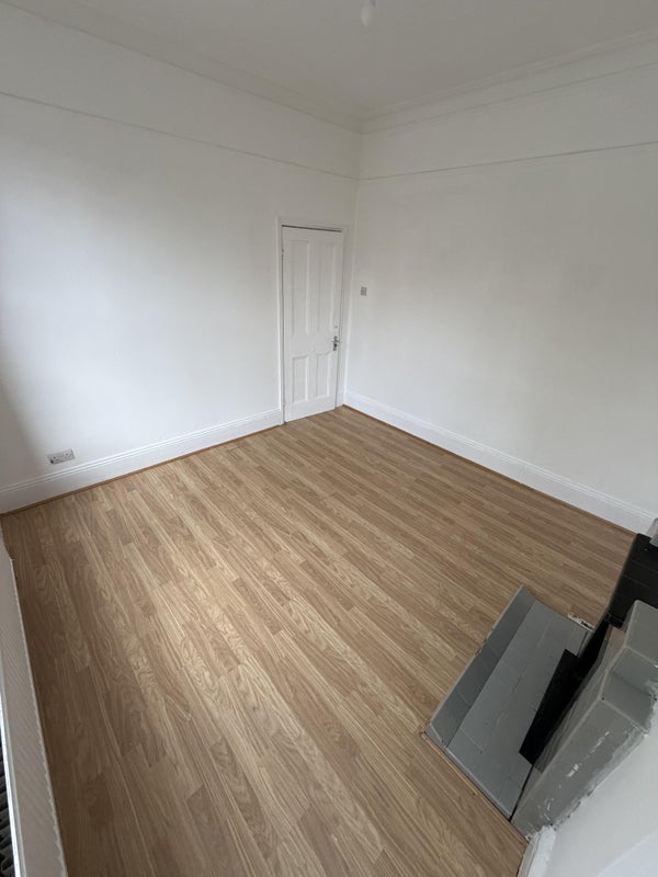 Room Hailsham Avenue in Greater London