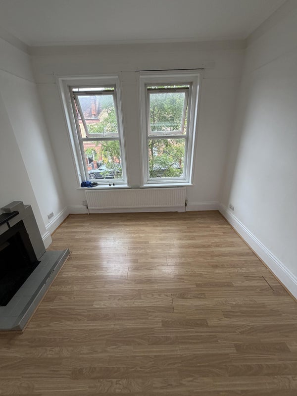 Room Hailsham Avenue in Greater London