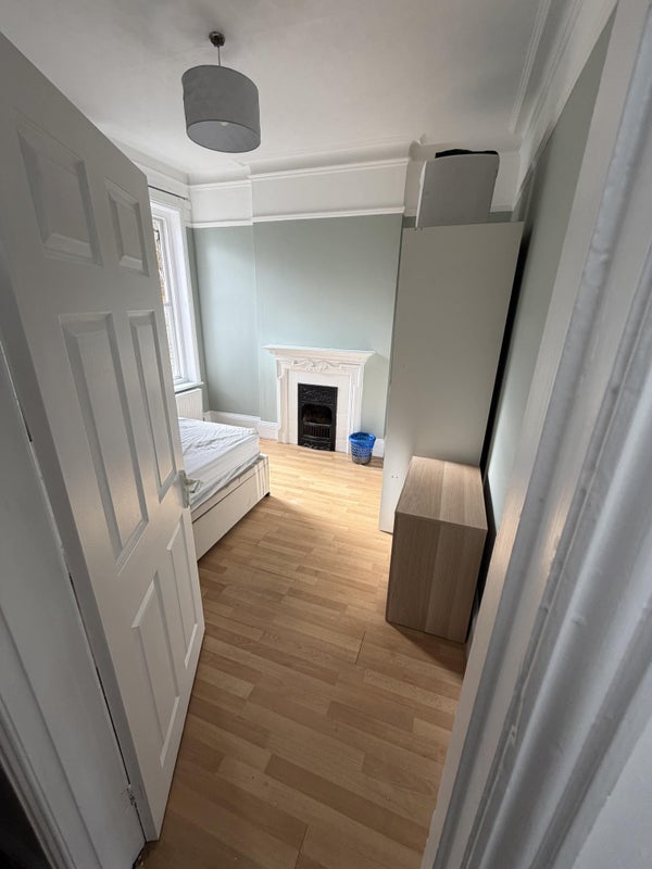 Room Hailsham Avenue in Greater London