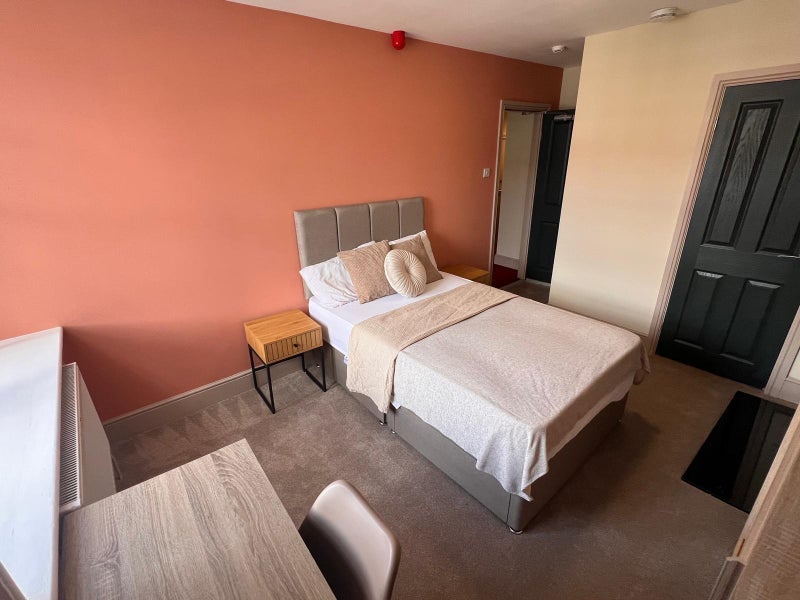 Room Eastfield Drive in Liverpool