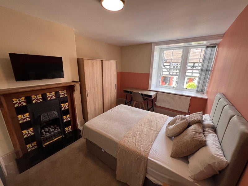 Room Eastfield Drive in Liverpool