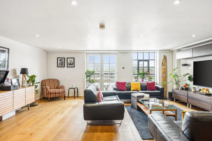 Flat Wapping Wall in Greater London