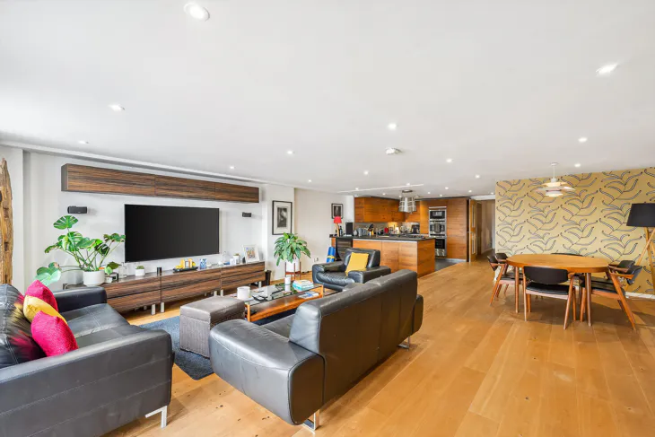 Flat Wapping Wall in Greater London