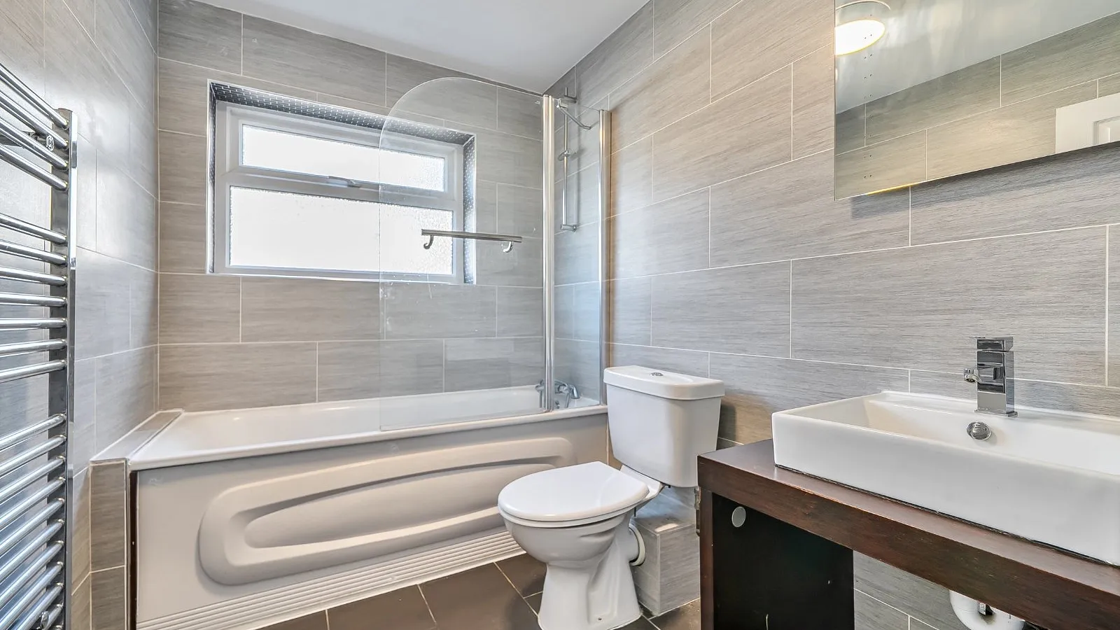 Flat Eversley Park Road in Greater London