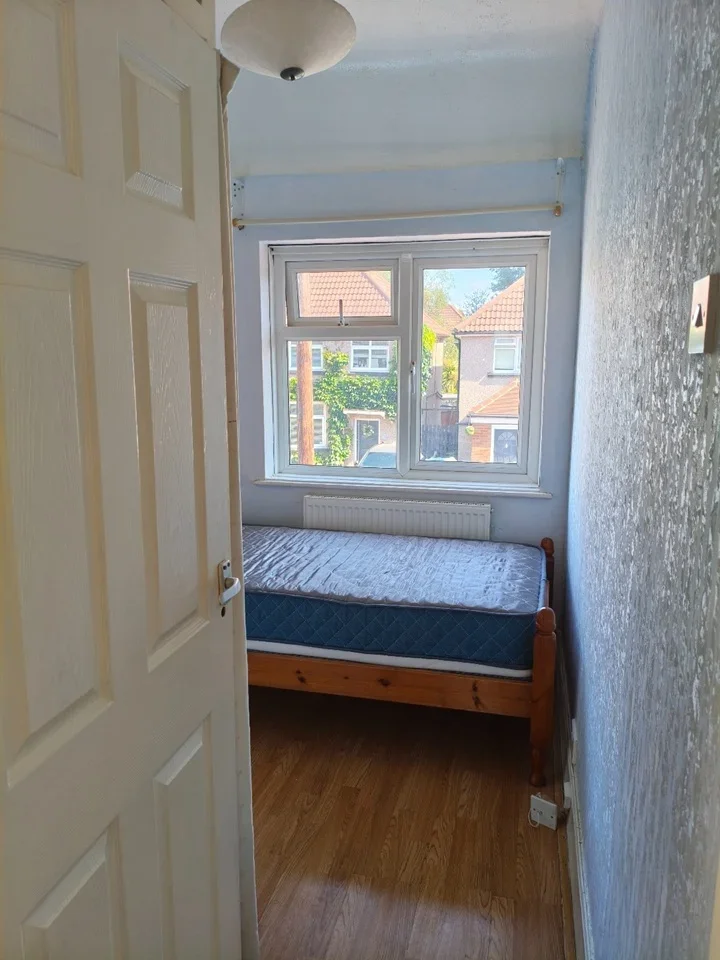 Room Avenue Road in Greater London