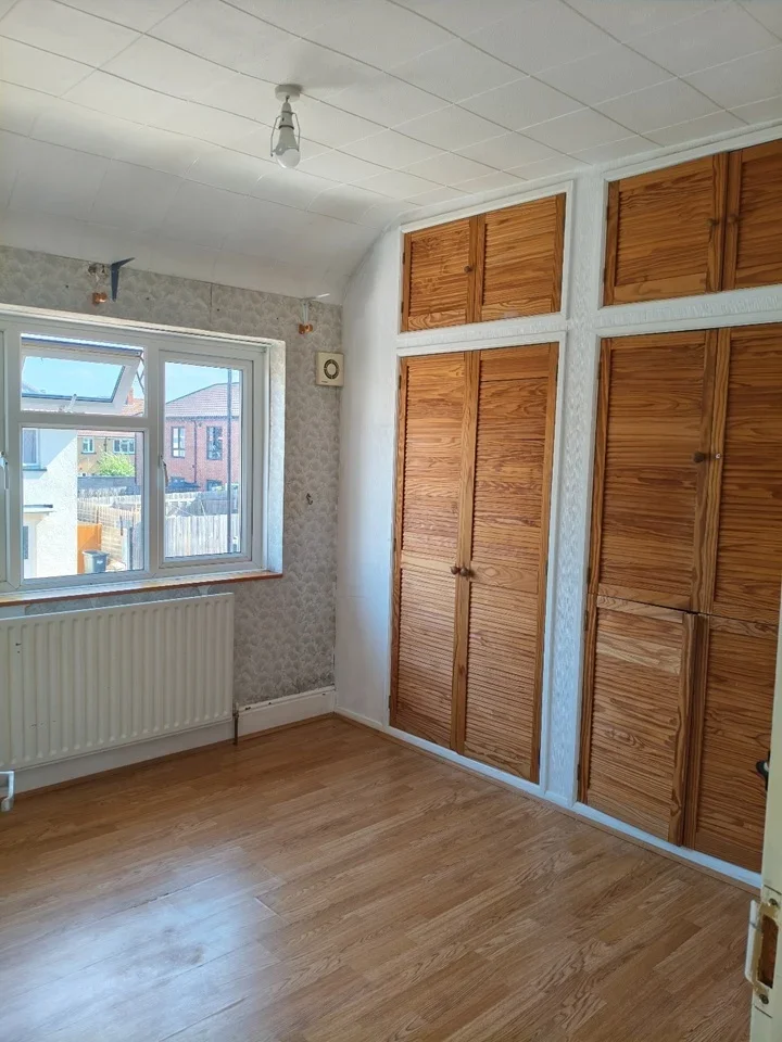 Room Avenue Road in Greater London