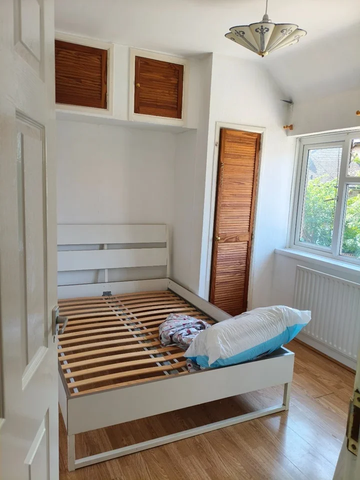 Room Avenue Road in Greater London