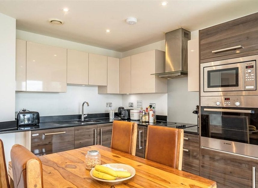 Flat Freda Street in Greater London