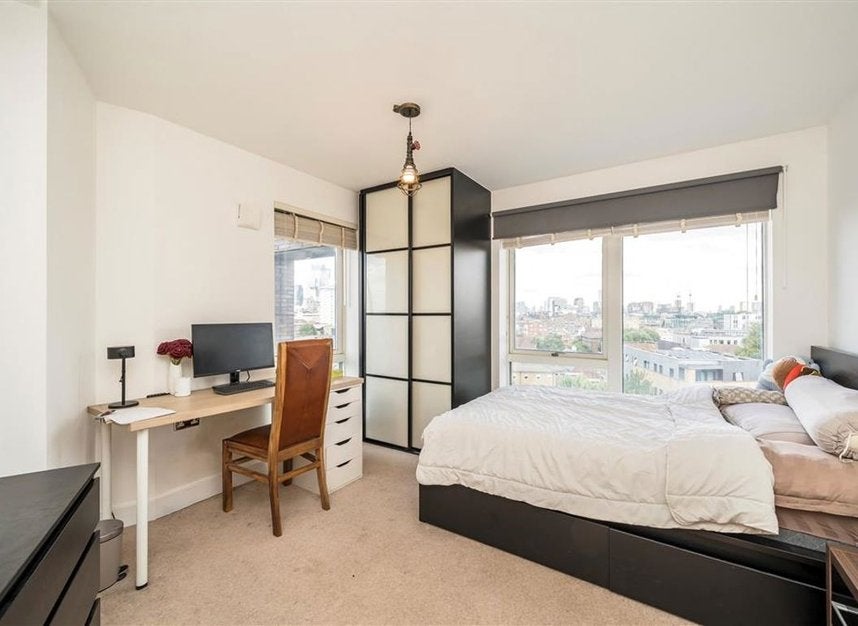 Flat Freda Street in Greater London
