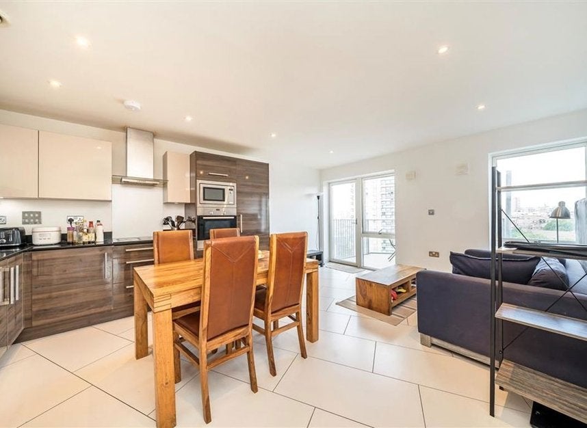 Flat Freda Street in Greater London