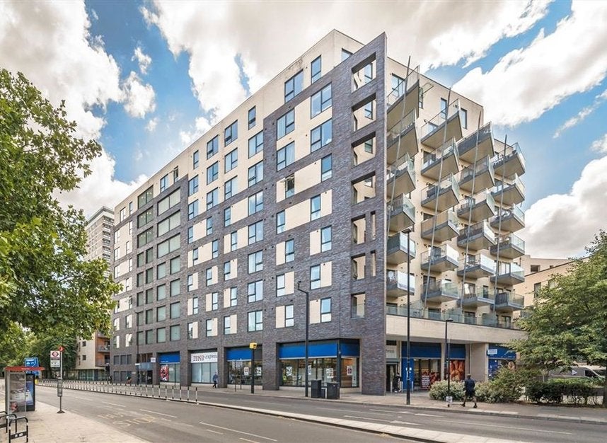 Flat Freda Street in Greater London