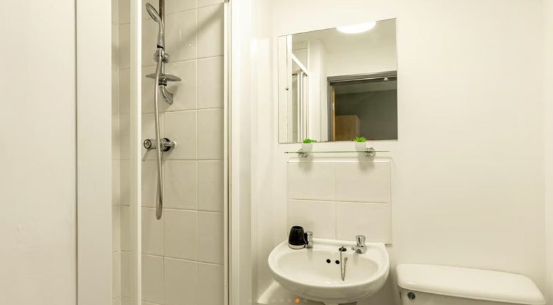Room Calthorpe Court in Birmingham