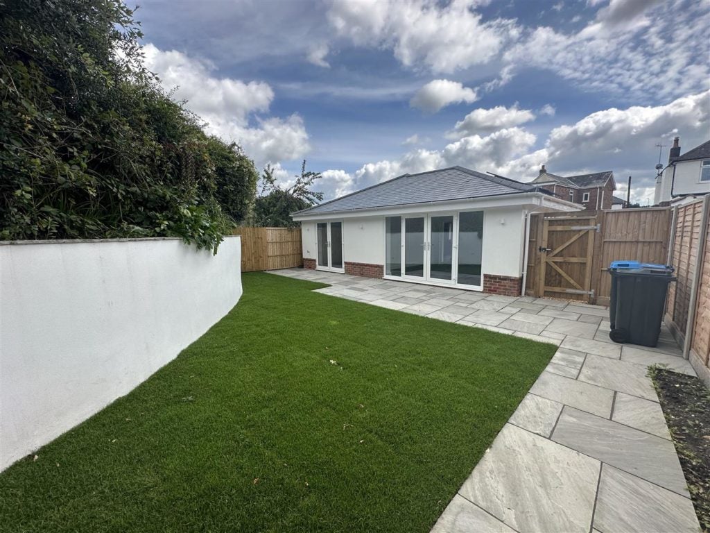 Flat Ringwood Road in Poole