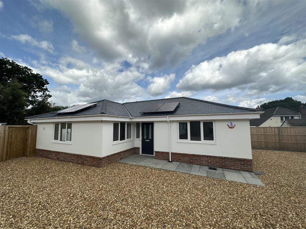 Flat Ringwood Road in Poole
