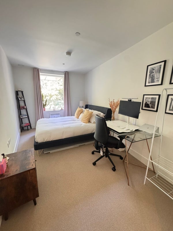 Room North End Road in Greater London