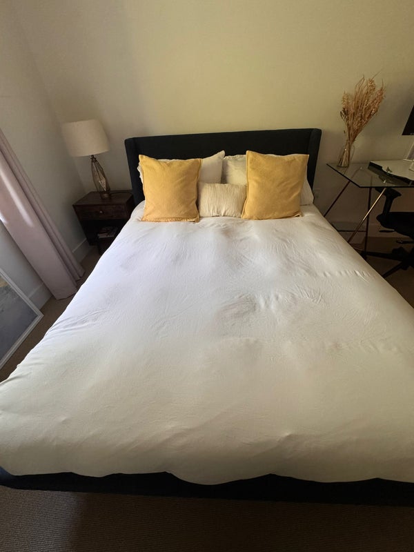 Room North End Road in Greater London