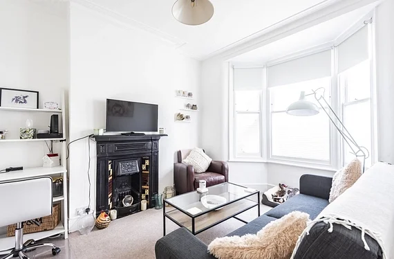 Flat Garratt Lane in Greater London