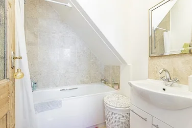Flat Garratt Lane in Greater London