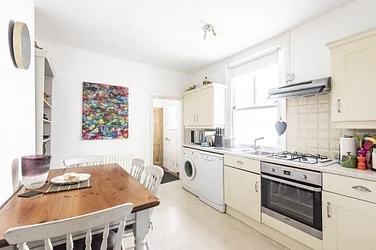Flat Garratt Lane in Greater London
