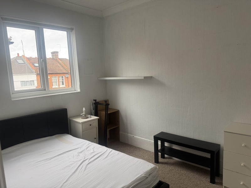 Room Oakleigh Road South in Greater London