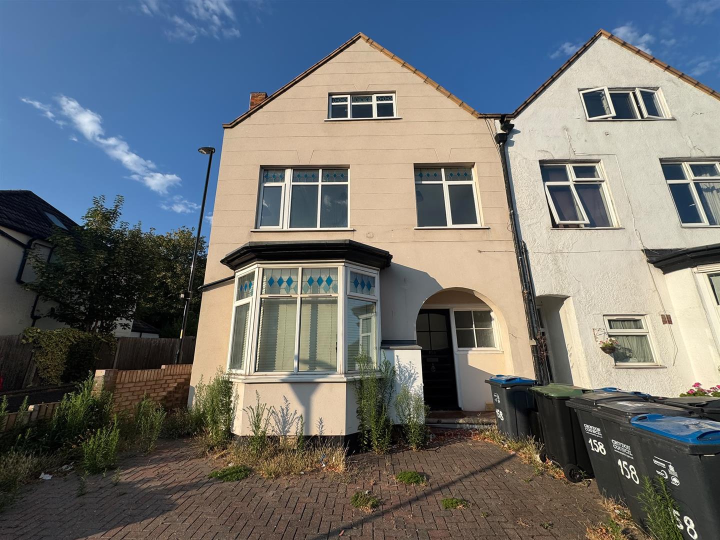 Flat Sandfield Road in Greater London