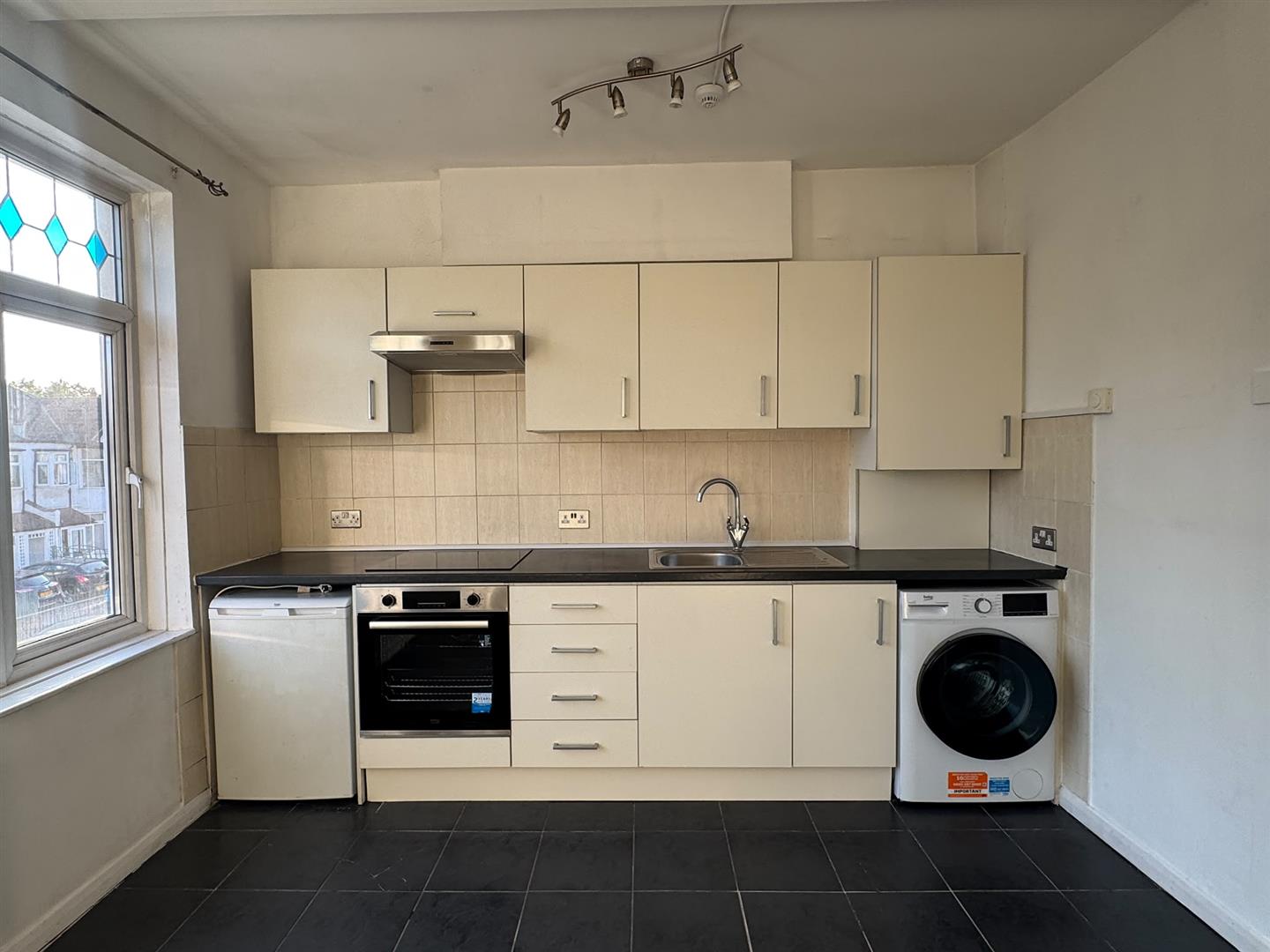 Flat Sandfield Road in Greater London