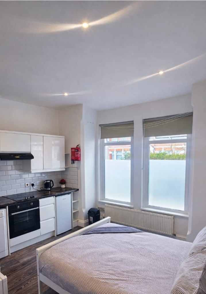 Flat Russell Road in Greater London