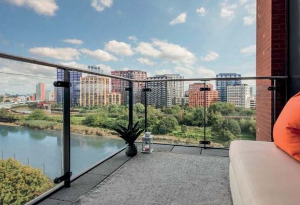 Flat Silvocea Way in Greater London