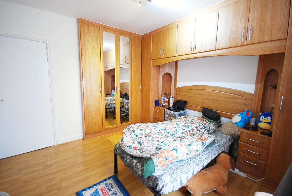 Flat Bilton Road in Greater London