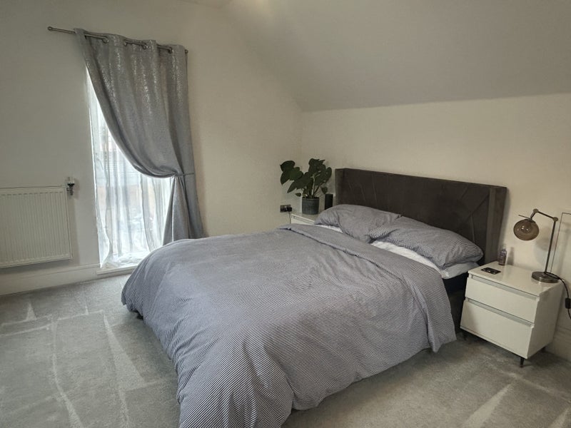 Room Bowen Road in Locking Parklands
