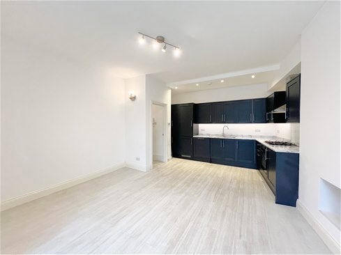 Flat Lyncroft Gardens in Greater London